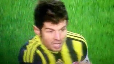 Spor Toto Süper Lig'in 21. haftasında Fenerbahçe ile Kasımpaşa arasında oynanan maça Emre'nin küfürü damgasını vurdu.