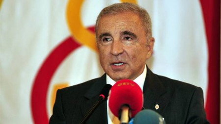 Galatasaray Başkanı Ünal Aysal, “Bu çok garip ve emsali olmayan kararın hukuki ve ekonomik boyutlarını analiz edeceğiz. Kararın bizi vazgeçmeye zorlayan nitelikte olduğu kolayca anlaşılıyor” dedi.